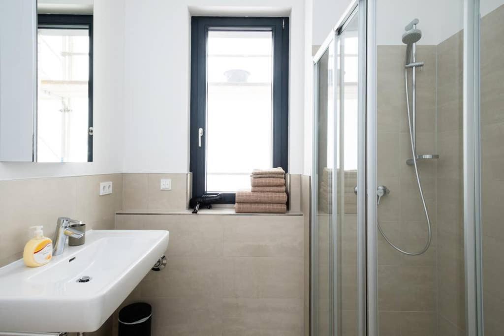 2 Bedroom Mauerpark-Apartment, Berlin Mitte View Calendar Esterno foto