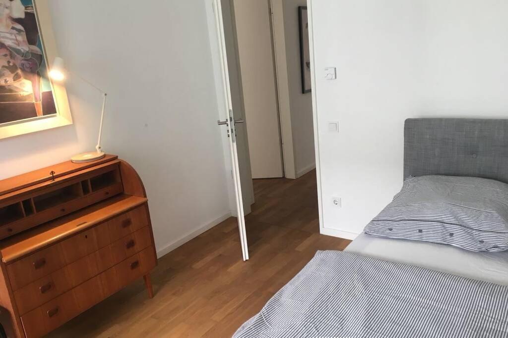 2 Bedroom Mauerpark-Apartment, Berlin Mitte View Calendar Esterno foto